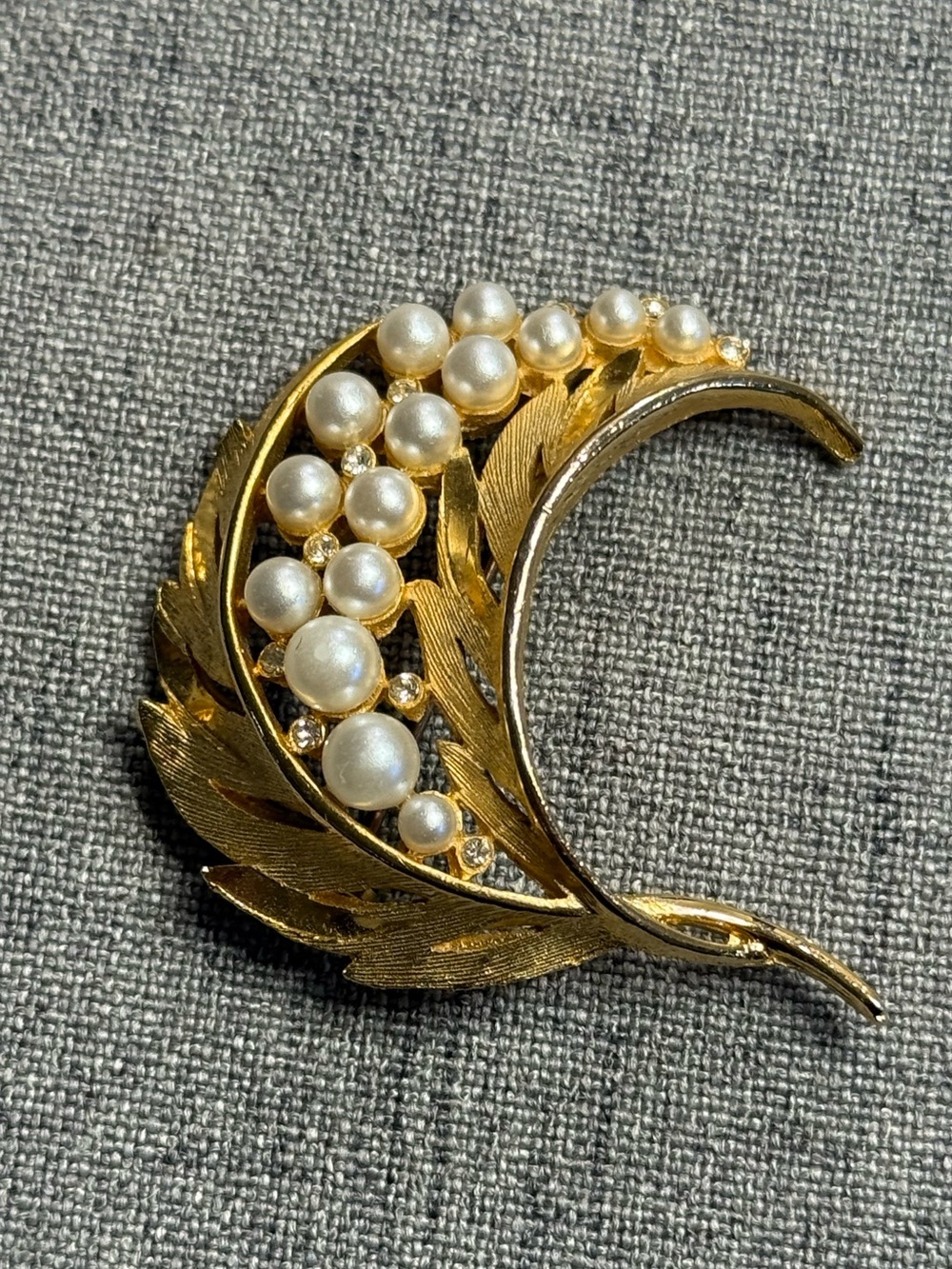 Vintage Gold Tone Crescent Leaf‎ Faux Pearl & Rhinestone Elegant Brooch Pin